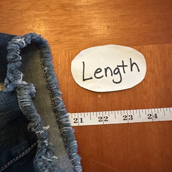 Torrid Denim Distressed Bermuda Shorts Size 12 Frayed Hem Medium Wash Stretch - Picture 6 of 6